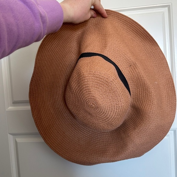 Aritzia Main Character Tan Floppy Hat - Picture 2 of 5